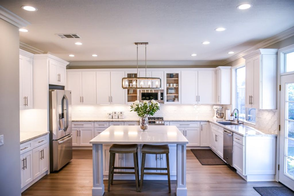 Mark McCammon באתר PEXELS modern white kitchen